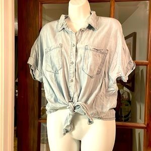 💰3/$25 ❤️ Relaxed-Fit Short Sleeved Chambray Tie-Front Shirt - size Medium